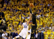 九游娱乐-浓眉哥连续七场比赛得分超过出色防守，勇士挑战极限！的简单介绍